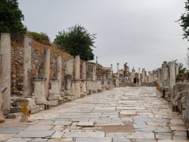 Efes, İzmir, Türkiye - Yaz 2024: Roma kenti Antik Yunanistan 'dan kalıntılar