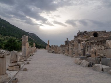 Efes, İzmir, Türkiye - Yaz 2024: Roma kenti Antik Yunanistan 'dan kalıntılar