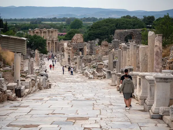 Efes, İzmir, Türkiye - Yaz 2024: Roma kenti Antik Yunanistan 'dan kalıntılar