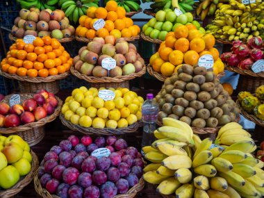 Madeira 'daki meyve pazarı, çeşitli meyve ve sebzeler.