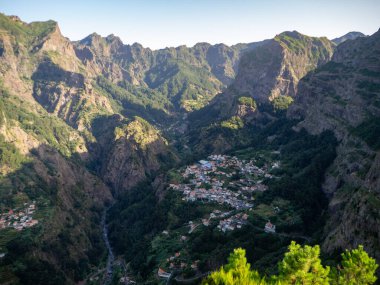Madeira adası doğası, vahşi kıyı ve dağlar, Portekiz