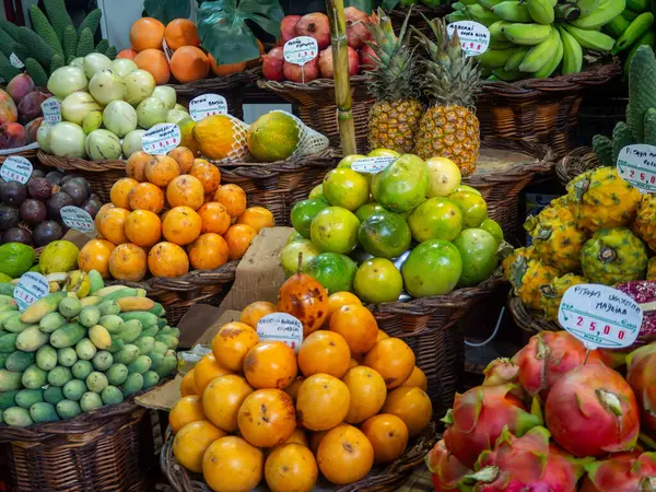 Madeira 'daki meyve pazarı, çeşitli meyve ve sebzeler.