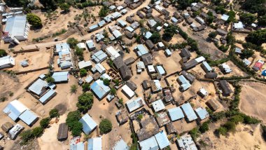 Madagaskar adasının manzaraları, Central Highlands Isalo Ulusal Parkı, Sakaraha kasabasındaki safir ve mücevher madeni.