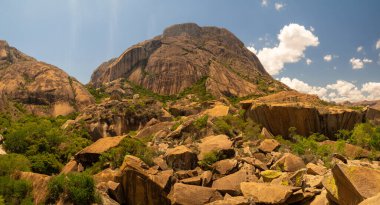 Madagaskar adasının manzaraları, Orta Highlands Anja rezerv parkı