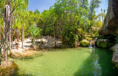 Madagaskar adasının manzaraları, Central Highlands Isalo Ulusal Parkı doğal yüzme havuzu