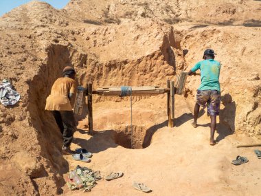 Madagaskar adasının manzaraları, Central Highlands Isalo Ulusal Parkı, Sakaraha 'daki safir ve mücevher madeni.