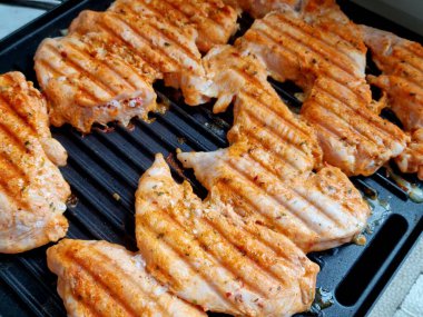 Mangalda kızarmış tavuk eti.