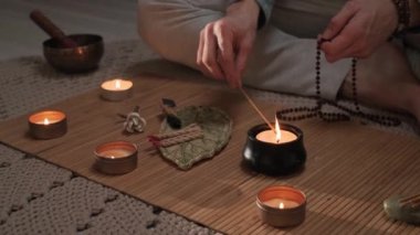 Mekanı aydınlatma tütsü çubuklarıyla esrarengiz uygulamalara hazırlamak - manevi ve meditasyon için mükemmel.