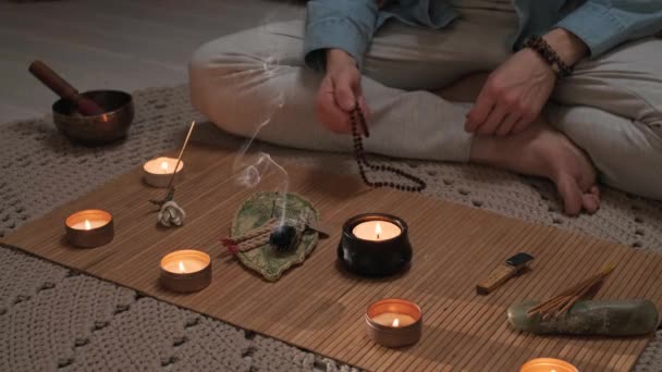 Человек Собирает Молитвенные Бусины Руке Время Медитации Фимиамом Церемонии — стоковое видео