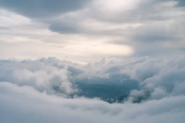 Gün Batımında Karla Kaplı Kış Dağlarında Gökyüzünde Akan Bulutlar — Stok fotoğraf
