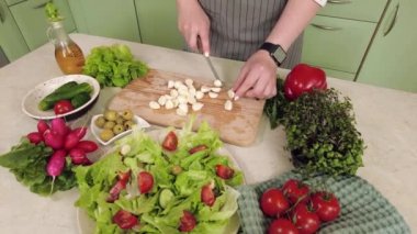 Sağlıklı yemek ve sebze salatası, marul, domates ve mozzarella. Beyaz rustik ahşap masadaki vejetaryen çeşidi.