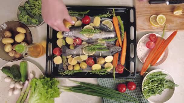 Zubereitung Von Wolfsbarsch Zum Kochen Auf Dem Grill Mit Aromatischen — Stockvideo