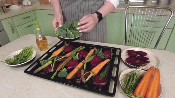 女性は自分で焙煎するための新鮮な野菜を準備します — ストック動画