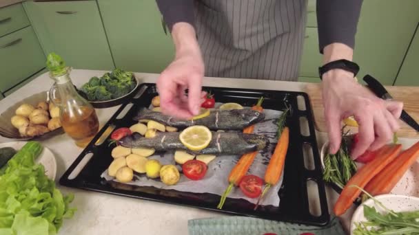 Preparazione Pesce Spigola Cucinare Alla Griglia Con Erbe Aromatiche Verdure — Video Stock