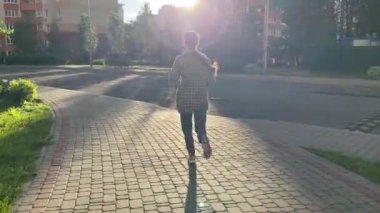 Sabahları güneşli bir yolda koşan kadınlar huzurlu ve huzurlu bir ortamda doğanın güzelliğinin tadını çıkarıyorlar.
