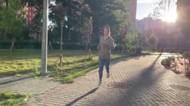 Sabahları güneşli bir yolda koşan kadınlar huzurlu ve huzurlu bir ortamda doğanın güzelliğinin tadını çıkarıyorlar.