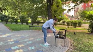 Kadınlar koşmaya hazırlanıyor, huzurlu ve huzurlu bir ortamda doğanın güzelliğinin tadını çıkarıyorlar.