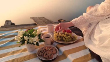 Kahve fincanı olan kadın pikniğin tadını çıkar.