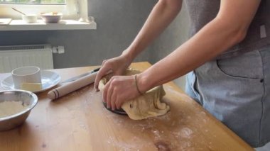 Köhne ahşap mutfak masasına taze malzemeler koyarak lezzetli ve ağız sulandıran bir dut turtası pişirmek.