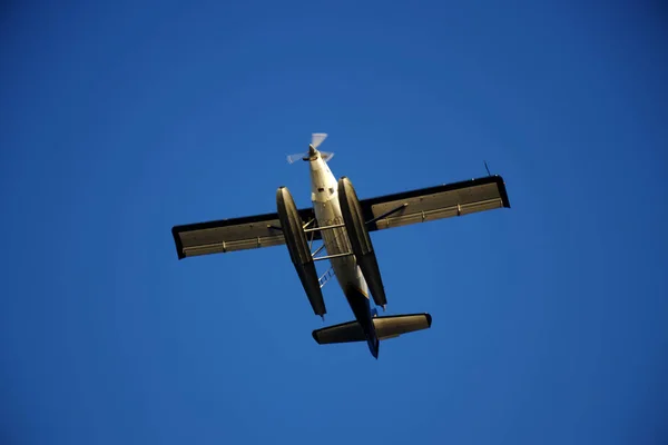 Açık Mavi Gökyüzünde Deniz Uçağı Alçak Açı Görünümü — Stok fotoğraf