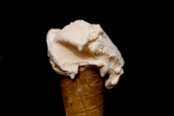 黒を基調としたワッフルコーンのオレンジ風味のアイスクリーム Italianジェラート — ストック写真