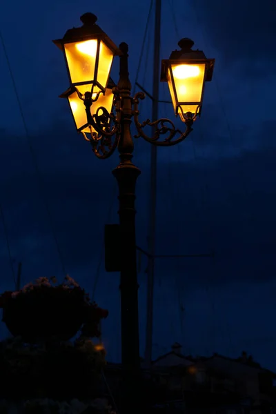 Vintage Lampa Uliczna Nocy Pionowe — Zdjęcie stockowe