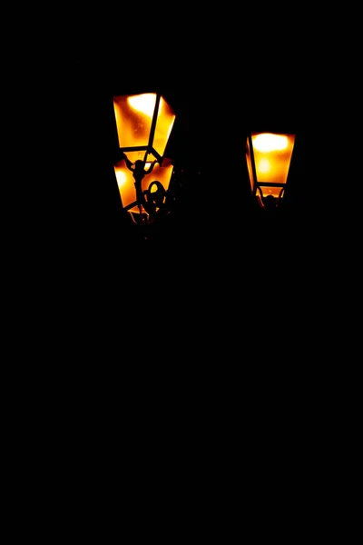 Светящаяся Уличная Лампа Темную Ночь Вертикаль — стоковое фото