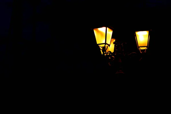 Réverbère Luisant Dans Une Nuit Sombre — Photo