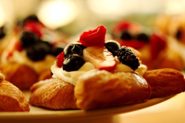 Taze meyveli kek. Kapatın.