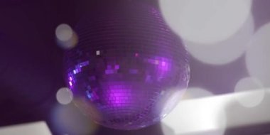 Ayna disko topu ışık huzmelerinde