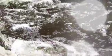 Su, ışığın altında gün batımı ve objeler.