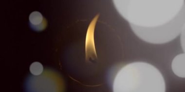 Parlaklıkta mum alevi ve ışık eserleri