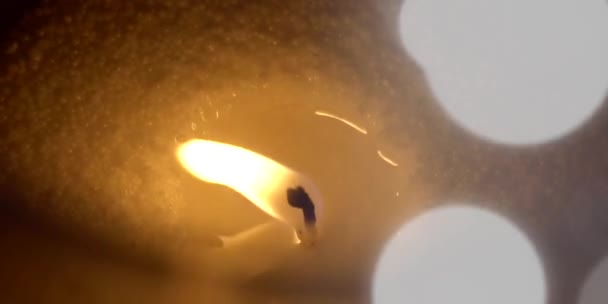Kerzenflamme Blendung Und Lichtartefakten — Stockvideo