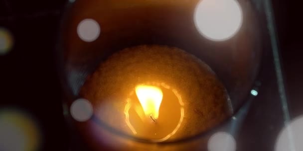 闪光中的烛焰和灯光下的人造物品 — 图库视频影像