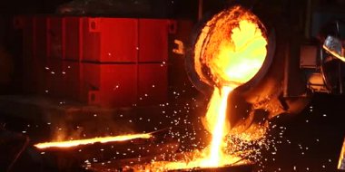 Konteynıra dökülen sıvı demir erimiş metal, endüstriyel metalurji fabrikası dökümhane döküm, ağır endüstri arka planı