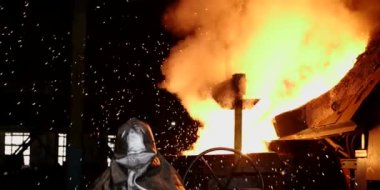 Konteynıra dökülen sıvı demir erimiş metal, endüstriyel metalurji fabrikası dökümhane döküm, ağır endüstri arka planı