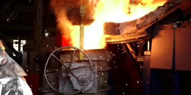 Konteynıra dökülen sıvı demir erimiş metal, endüstriyel metalurji fabrikası, dökümhane döküm, ağır sanayi 