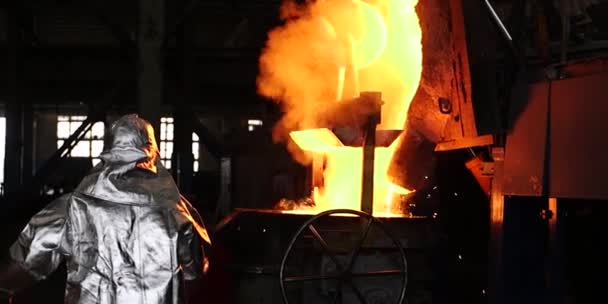 Fundición Hierro Líquido Metal Fundido Verter Contenedor Fábrica Metalúrgica Industrial — Vídeo de stock