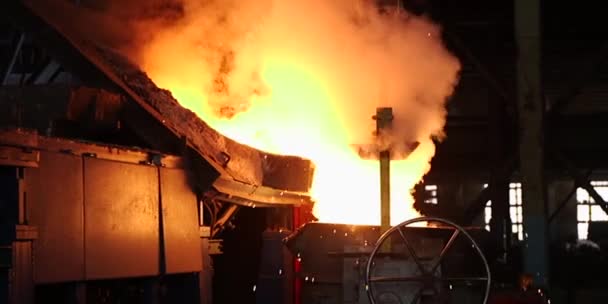 Konteynıra Dökülen Sıvı Demir Erimiş Metal Endüstriyel Metalurji Fabrikası Dökümhane — Stok video