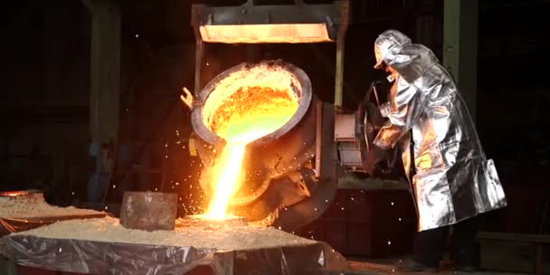 Metallo Fuso Liquido Del Ferro Che Versa Contenitore Fabbrica Metallurgica — Video Stock