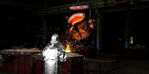 Ferro Líquido Fundido Metal Derramando Recipiente Fábrica Metalúrgica Industrial Fundição — Vídeo de Stock