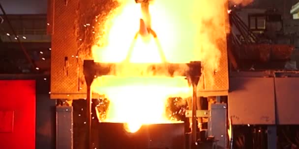 Рідкий Залізо Розплавлений Метал Вливається Контейнер Промисловий Металургійний Завод Ливарне — стокове відео