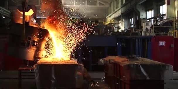 工業冶金工場 鋳造物鋳造物 重工業に注がれる液体鉄溶融金属 — ストック動画