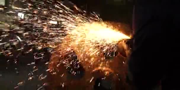 Zbliżenie Iskier Wylatuje Głowica Maszyny Obróbki Metalu Fabryce — Wideo stockowe
