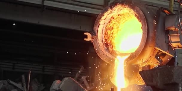 Siedendes Metall Stahlgefäß Orange Leichter Rauch Gießen Von Flüssigem Metall — Stockvideo