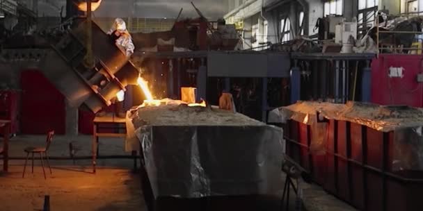 Metal Hirviendo Recipiente Acero Humo Luz Naranja Verter Metal Líquido — Vídeo de stock