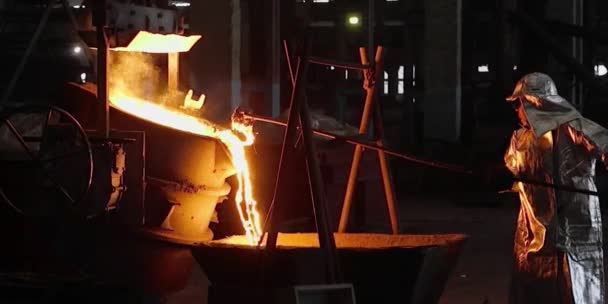 工業冶金工場 鋳造物鋳造物 重工業に注がれる液体鉄溶融金属 — ストック動画