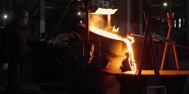 Boiling Metal Steel Vessel Orange Light Smoke Pouring Liquid Metal — Stock Video