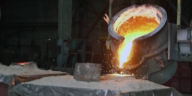 Konteynıra dökülen sıvı demir erimiş metal, endüstriyel metalurji fabrikası, dökümhane döküm, ağır sanayi 