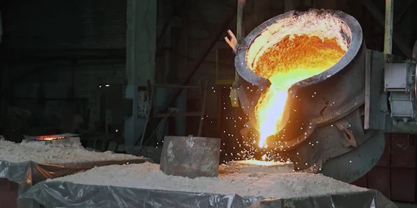 Flüssiges Eisen Geschmolzenes Metall Gießen Behältern Industrielle Metallurgische Fabrik Gießerei — Stockfoto